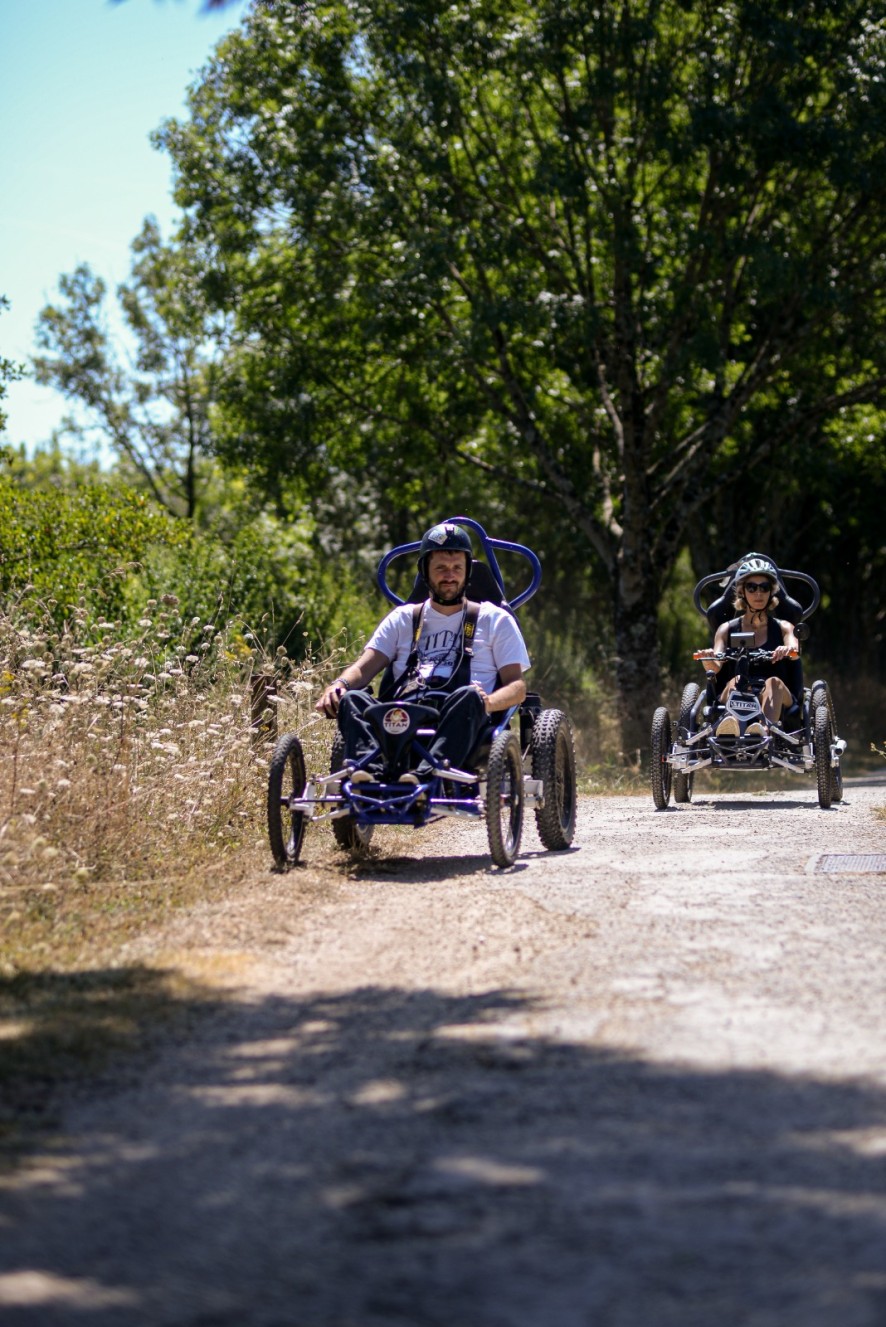 personne conduisant un fauteuil tout terrain