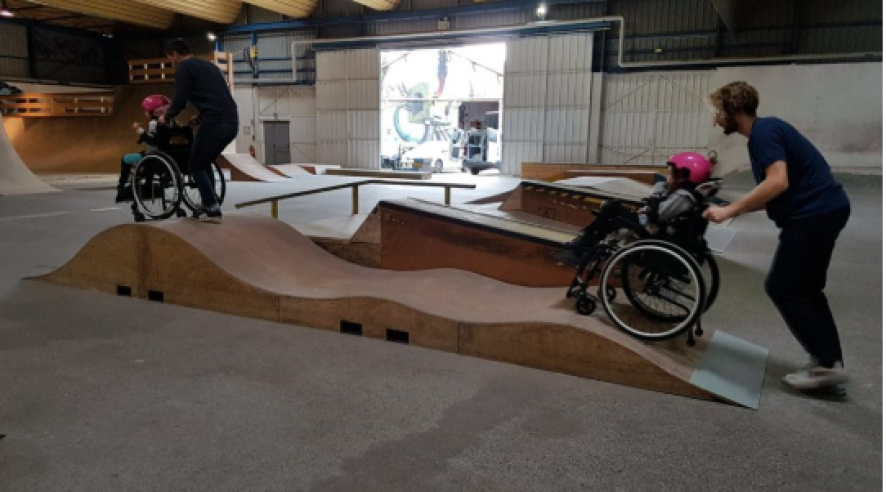 personnes en fauteuil  sur une rampe