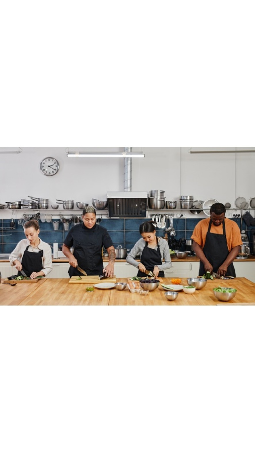 groupe de personnes en cuisine